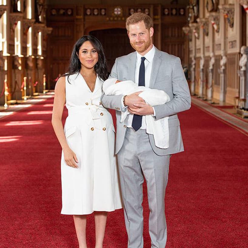 Dos días después, el príncipe Harry y Meghan Markle presentaron por primera vez a su bebé, Archie Harrison Mountbatten-Windsor, en uno de los salones del Castillo de Windsor. “Tiene el temperamento más dulce, es muy tranquilo (...) ha sido un sueño, han sido un par de días especiales. Es mágico, es increíble, Tengo a los dos mejores chicos en el mundo, así que estoy muy feliz”, dijo Markle en su encuentro con la prensa.