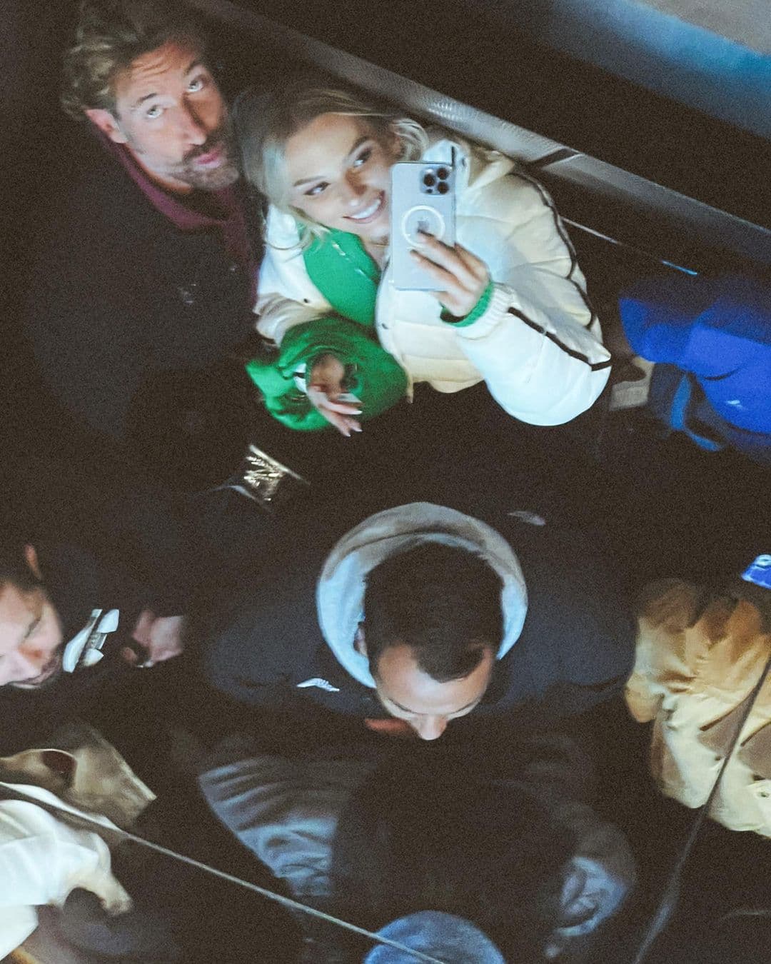 Irina Baeva y Gabriel Soto en la romántica foto en el elevador