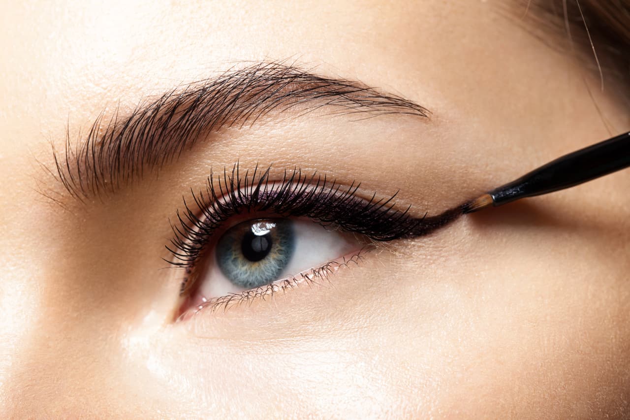Delineador y máscara para pestañas. Para evitar que tu maquillaje se corra, utiliza productos a prueba de agua. ¡Olvídate de los cosméticos en crema o gel!