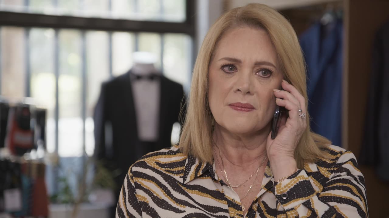 Estela se da cuenta que algo no anda bien y le pide a Ángela averiguar qué hay en ese sobre.
