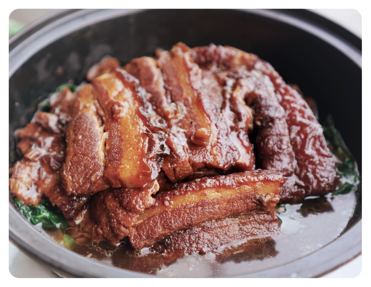 Tocino. Contiene altos niveles de grasa saturada y colesterol. Afecta el corazón y favorece el aumento de peso.
