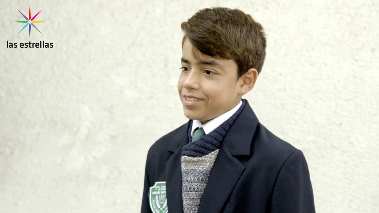 Víctor es felicitado frente a todo el grupo por sacar un diez de calificación en el examen sorpresa.