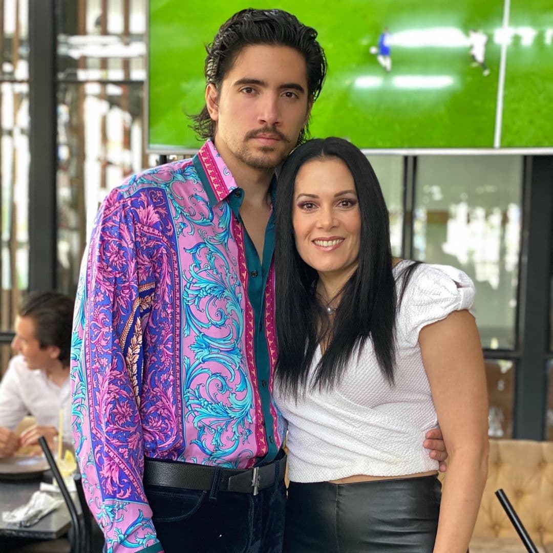 La orgullosa mamá, América Guinart, dedicó en su Instagram unas palabras a su retoño. "Hace 27 años este ser me convirtió en mamá. Me cambió la vida y, desde entonces, lo amo más cada día. Dios me regaló un hijo, pero con la bendición extra de ser un hijo extraordinario. Que Dios te dé muchos años más mi amor. Siempre sano y feliz".