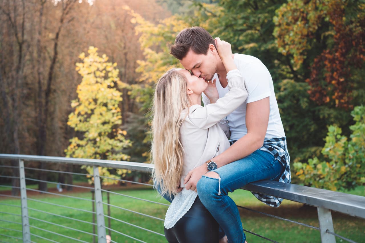 ¿Tu pareja te abraza por la cintura? ¡Descubre lo que significa!