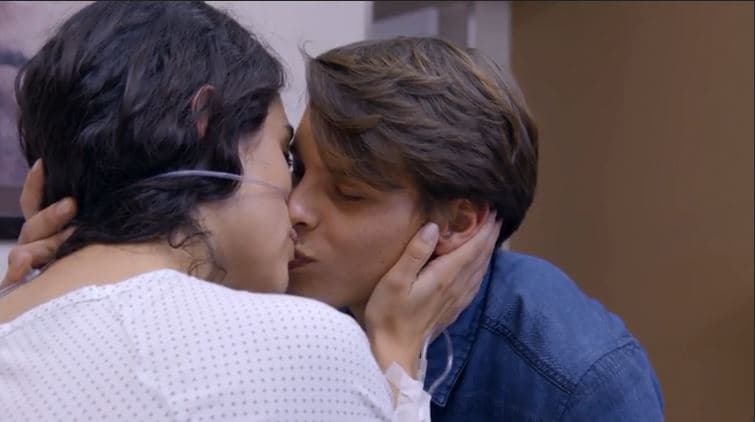 Cuando la bebé nace, 2 meses antes de lo esperado, Alex y Jessi se dan su primer beso.