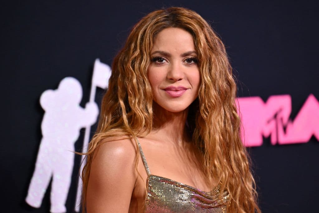 Shakira llega no con uno, sino con dos galanes a la alfombra rosa de los VMAs 2023
