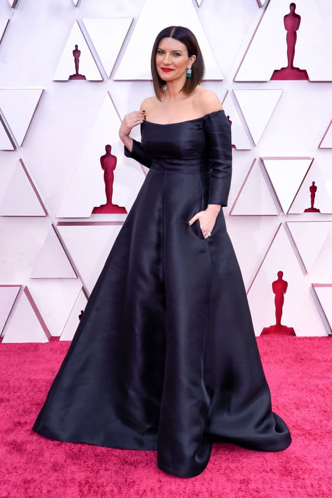 Laura Pausini impresionó al lucir un vestido negro de corte princesa y falda amplia de la firma Valentino; su look lo complementó con pendientes largos brillantes en color plata con un toque verde.