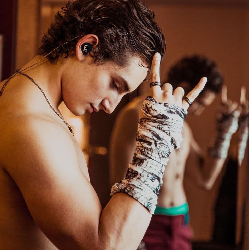 Emilio Osorio cumple 18 años este 25 de noviembre, misma fecha en la que su madre Niurka. A continuación, te contamos en imágenes la trayectoria de este actor y cantante.