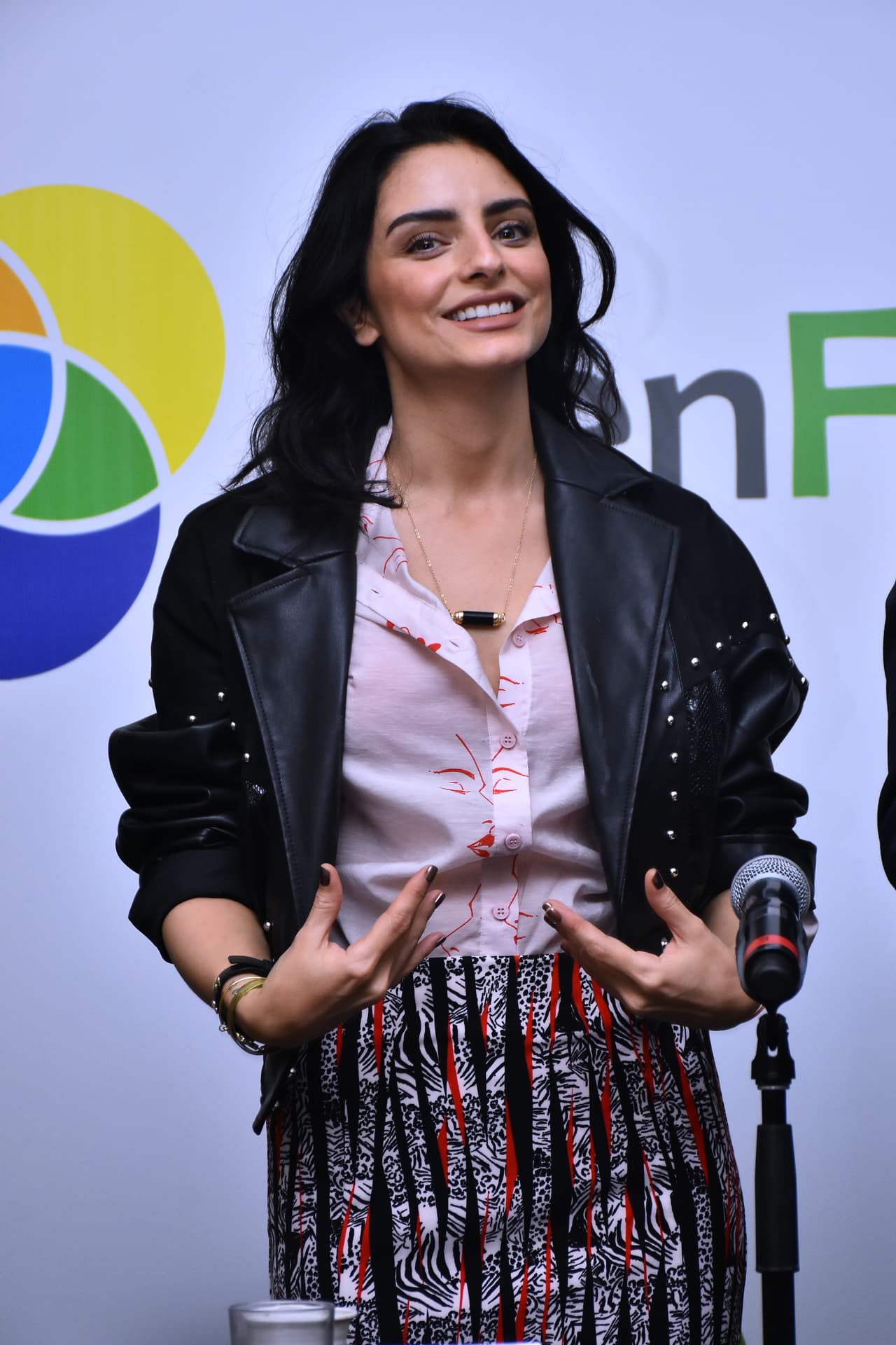 La cantante destacó el gran cariño que siente por la mamá de Kailani. “Te admiro Aislinn Derbez como no te imaginas y te amo con todo mi corazón. Que este nuevo año venga lleno de bendiciones y te dé todo lo bueno y bello que mereces”, comentó.