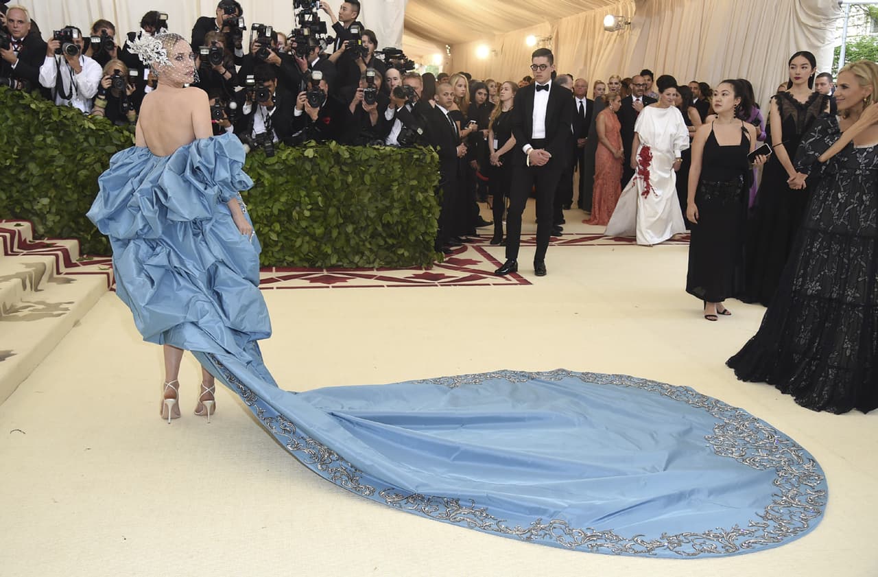 Directito de las alturas, con un color celestial, Diane Kruger con un vestido diseñado por Prabal Gurung.