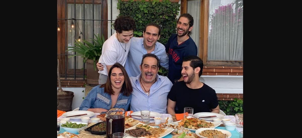 Omar Fierro es papá de cuatro varones: Omar Jr., Erick, Nicolás y Allan; pero en redes sociales también ha destacado que Scarlet Gruber es como una hija para él.