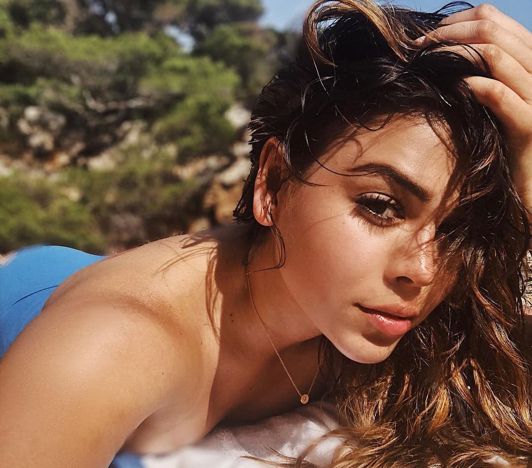 Danna Paola presume sus piernas con sexy vestido durante su cumpleaños