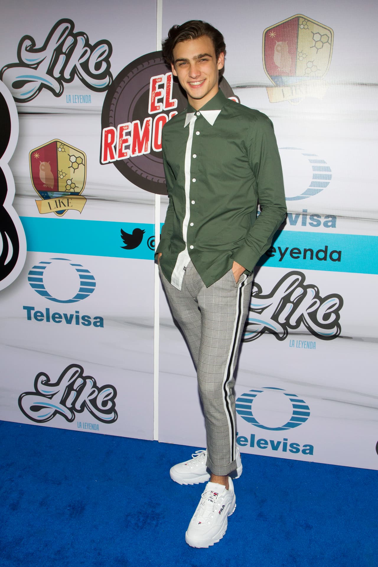 Santiago Achaga optó por un atuendo más casual para la alfombra azul de 'Like la Leyenda'