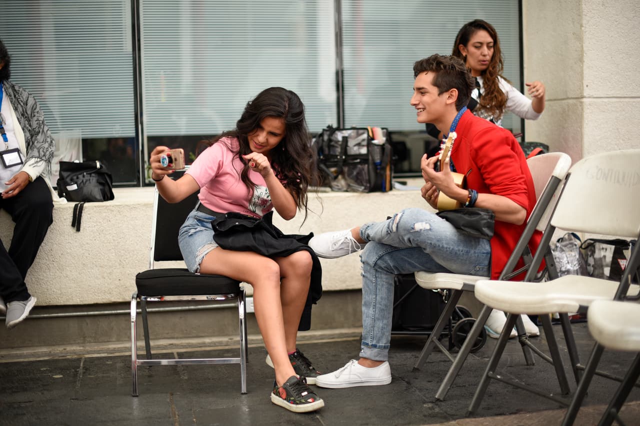 Y, de paso, cantar juntos con el apoyo del ukulele de Stephanie, quien captó el momento en su celular.
