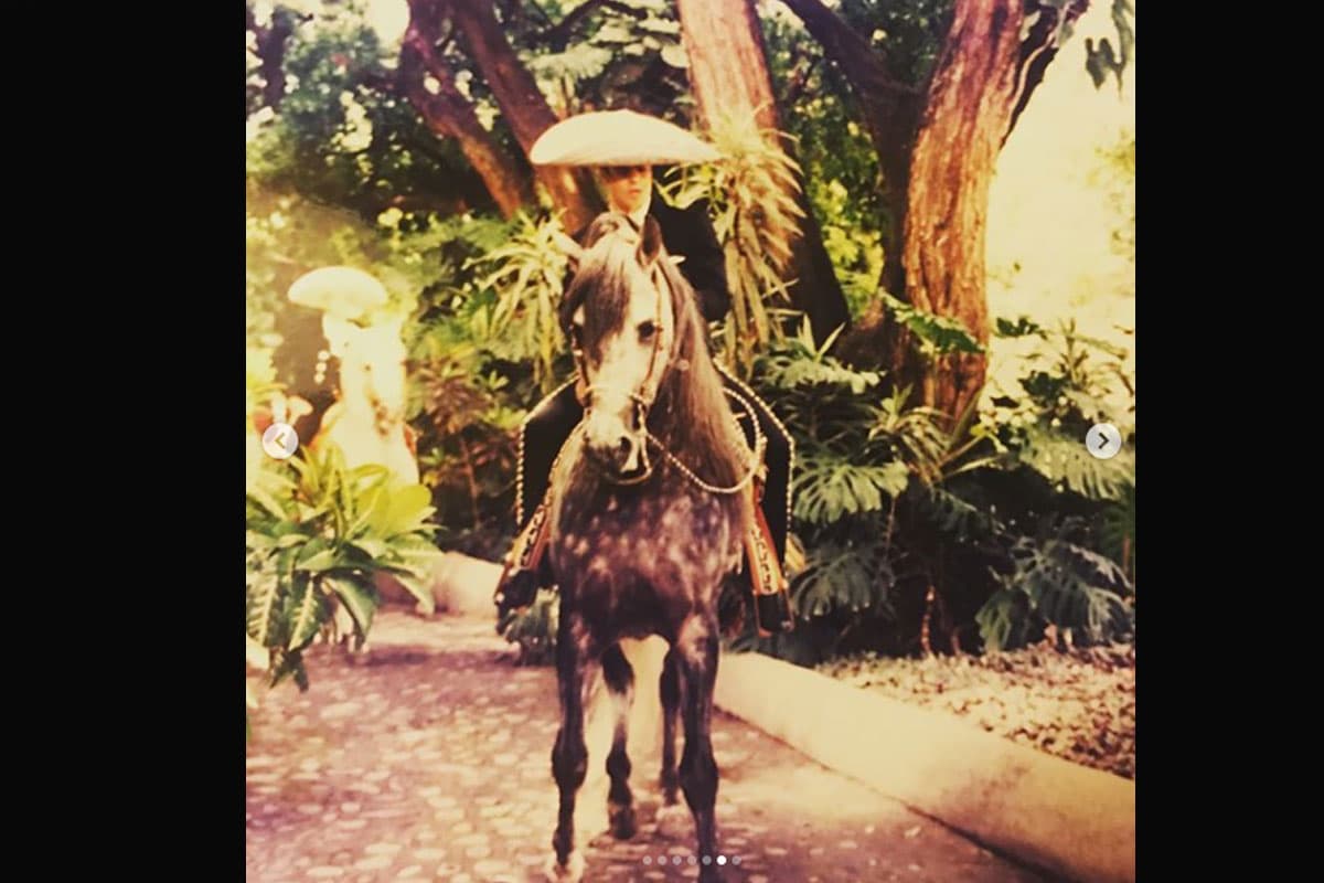 Eduardo vistió un traje de charro, con abotonadura de plata, hecho a la medida.