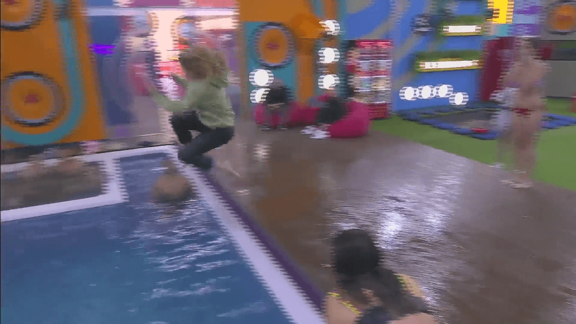 Sabine se lanza a la alberca con todo y ropa