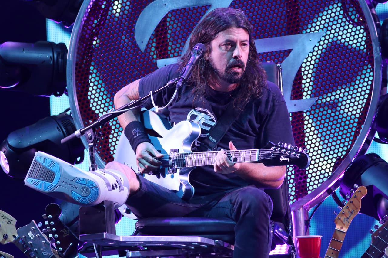 Dave Grohl aparece en pantallas del metro de la CDMX pidiendo a la gente usar cubrebocas