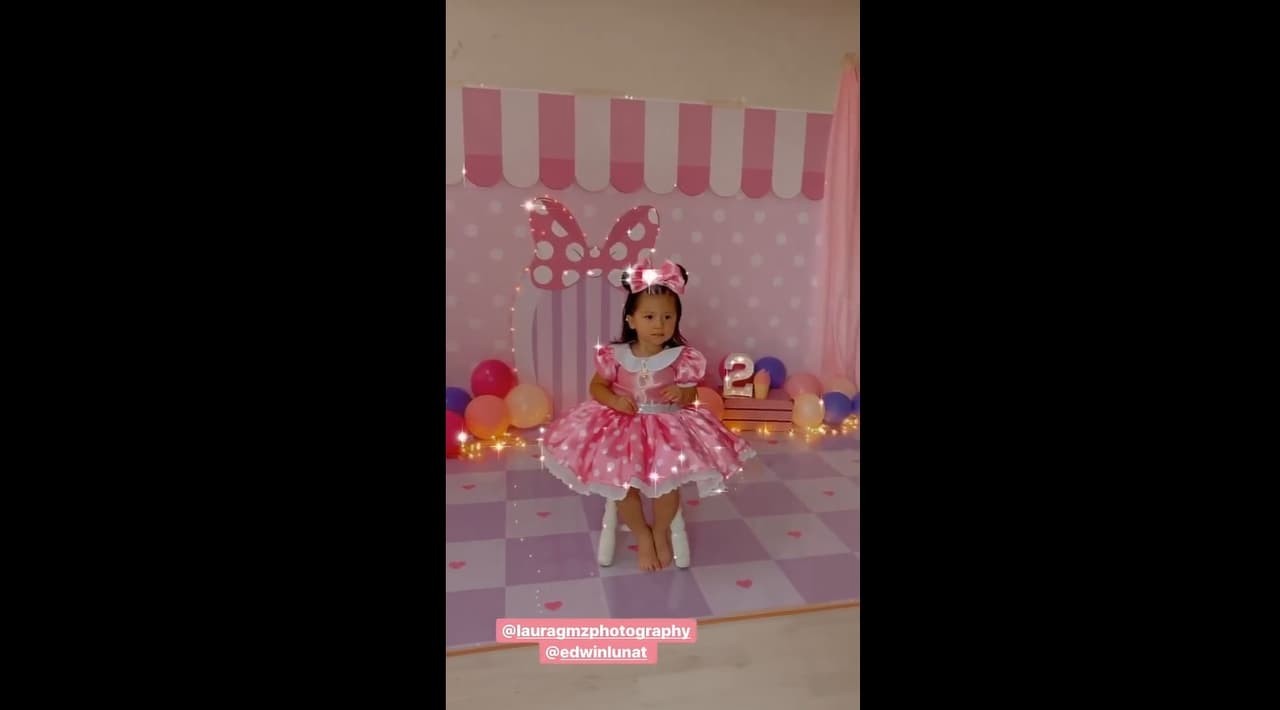 La cantante guatemalteca fue la encargada de compartir en su cuenta oficial de Instagram una serie de videos en los que dejó ver que la pequeña utilizó varios outfits inspirados en Minnie Mouse.