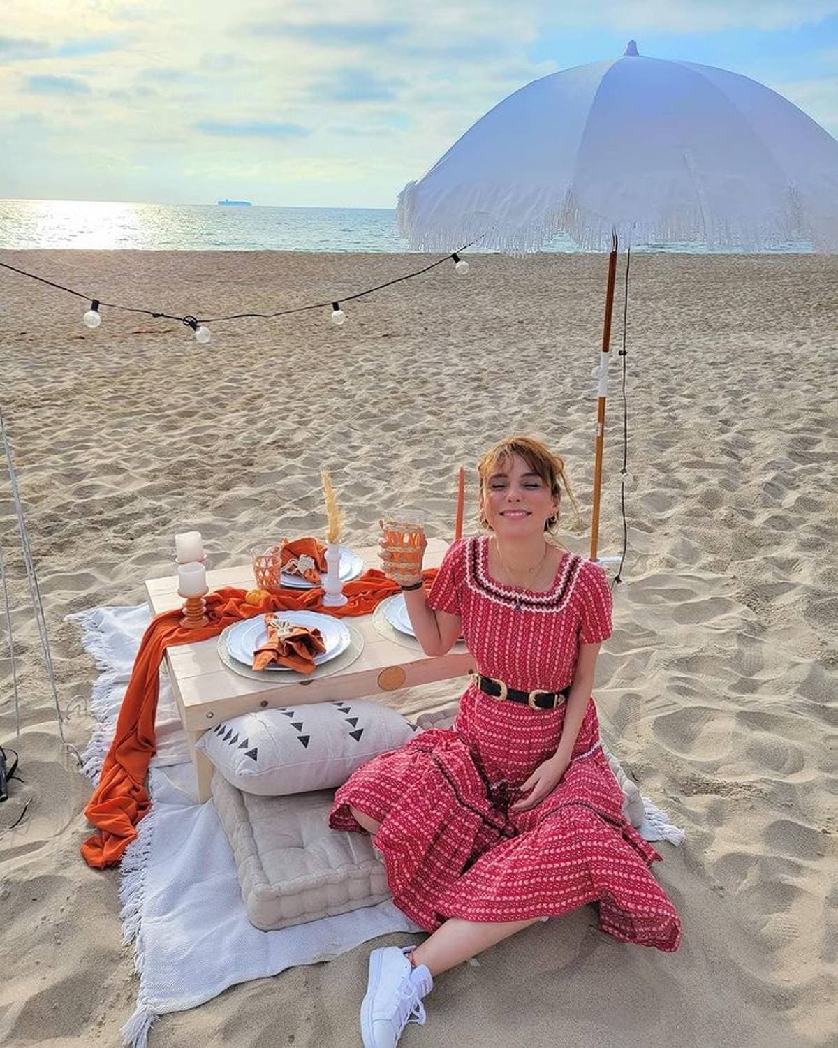 Mientras que más adelante posó radiante con un vestido rojo, con detalles en grecas, desde la playa. Aquí el plus fue que colocó un cinto por arriba de la cintura para remarcar su silueta, lo que la hizo lucir un vientre mucho más abultado.
