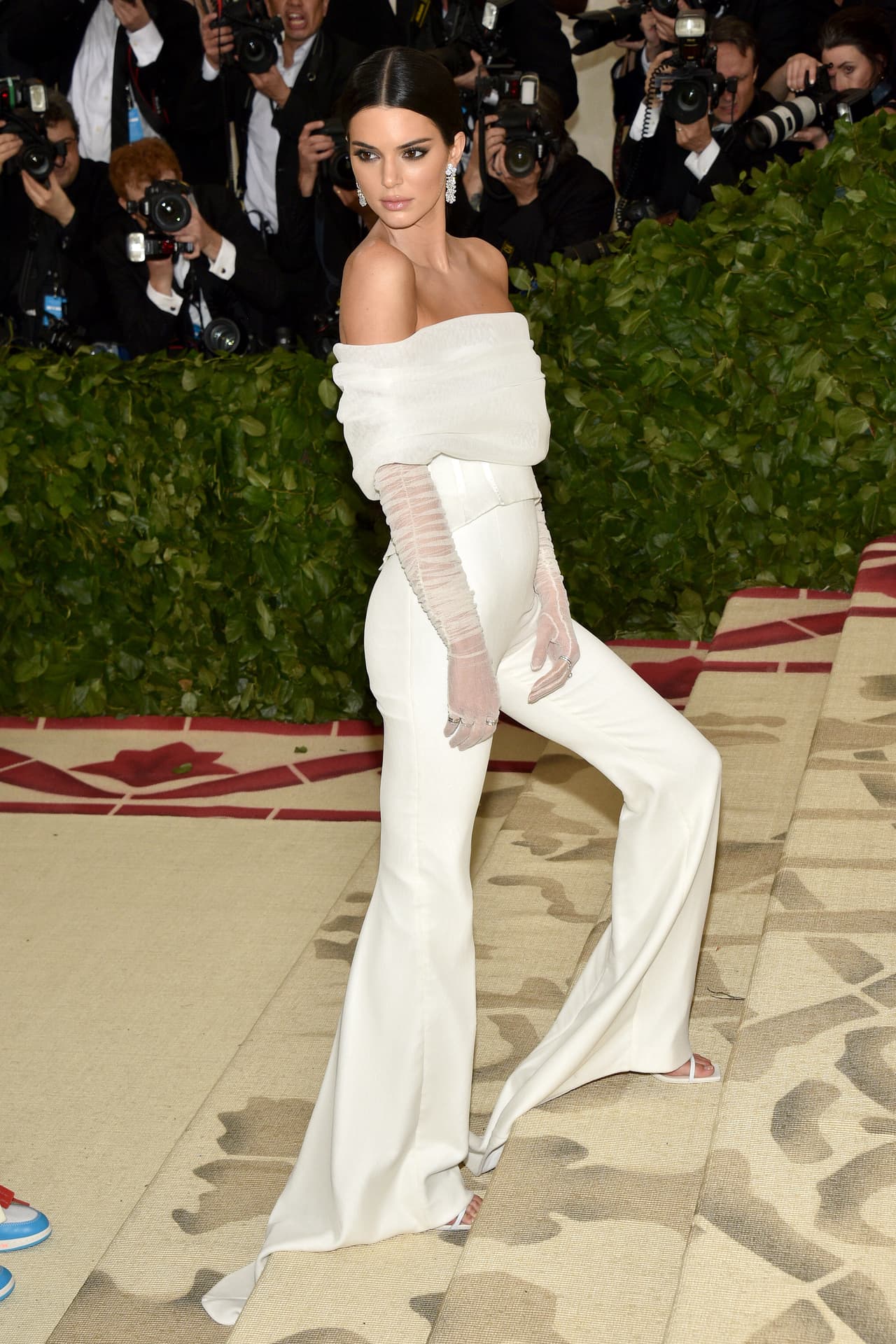 Kendall Jenner con un diseño muy arriesgado en sus pantalones. ( Off White)