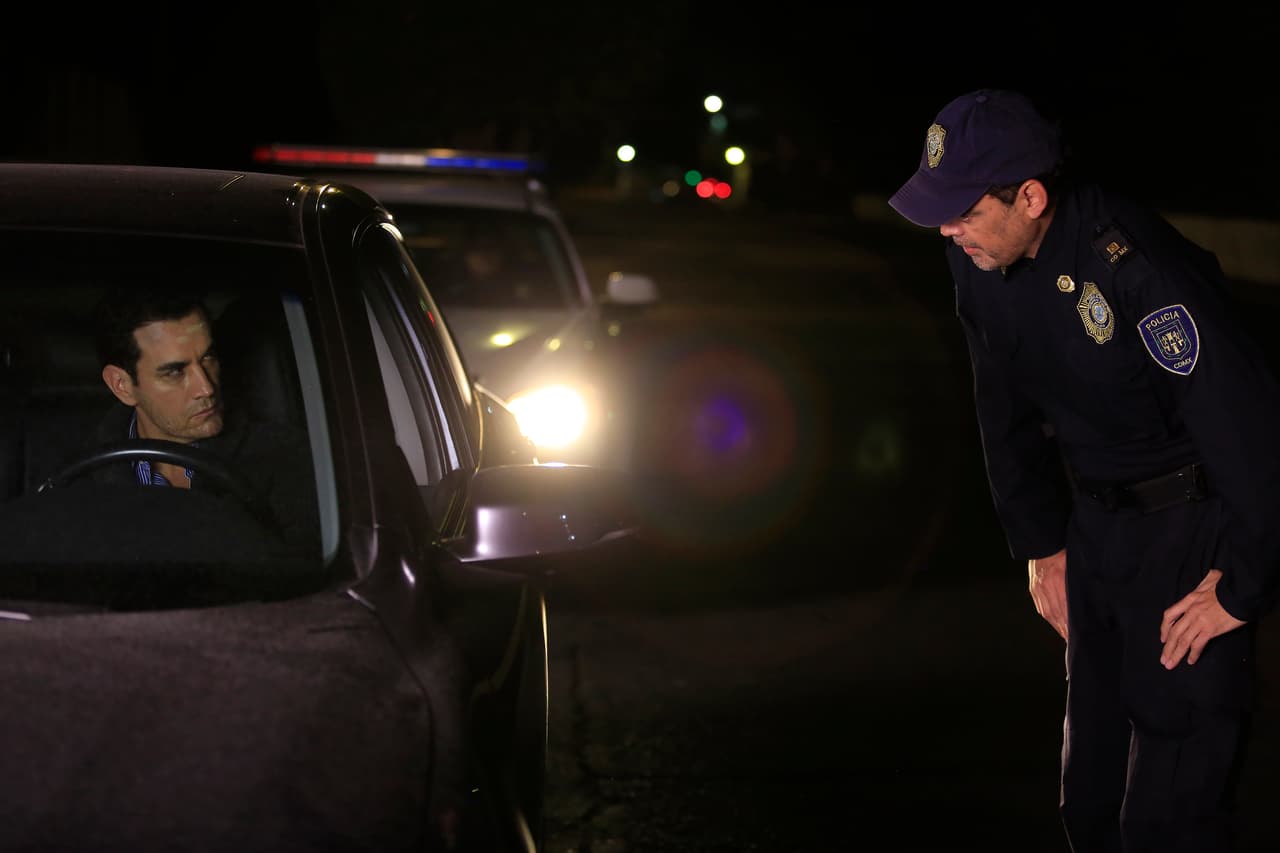 Tras su escape, 'Álvaro' es detenido por la policía por ir manejando a exceso de velocidad.
