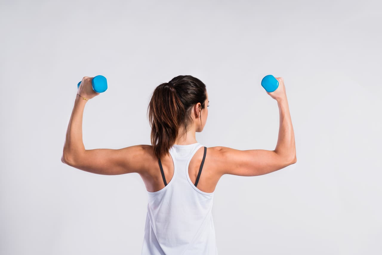 5. Jump the rope. Para eliminar la celulitis de los brazos, lo único que tienes que hacer es tomar unas pesas, imaginar que tienes una cuerda y saltar. Los movimientos circulares deberán durar 30 segundos.