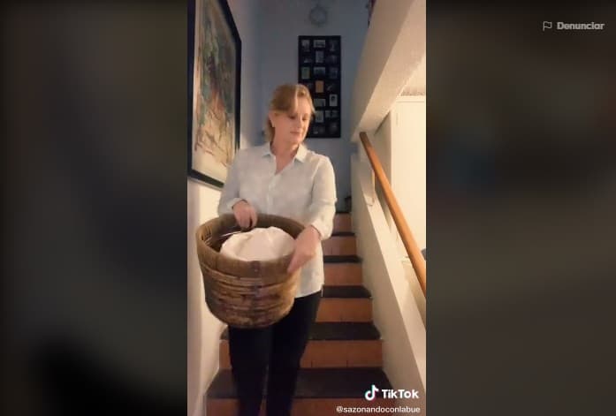 Las escaleras llevan a los dormitorios y además de hacer juego con la madera del barandal, tienen varios cuadros colgados.