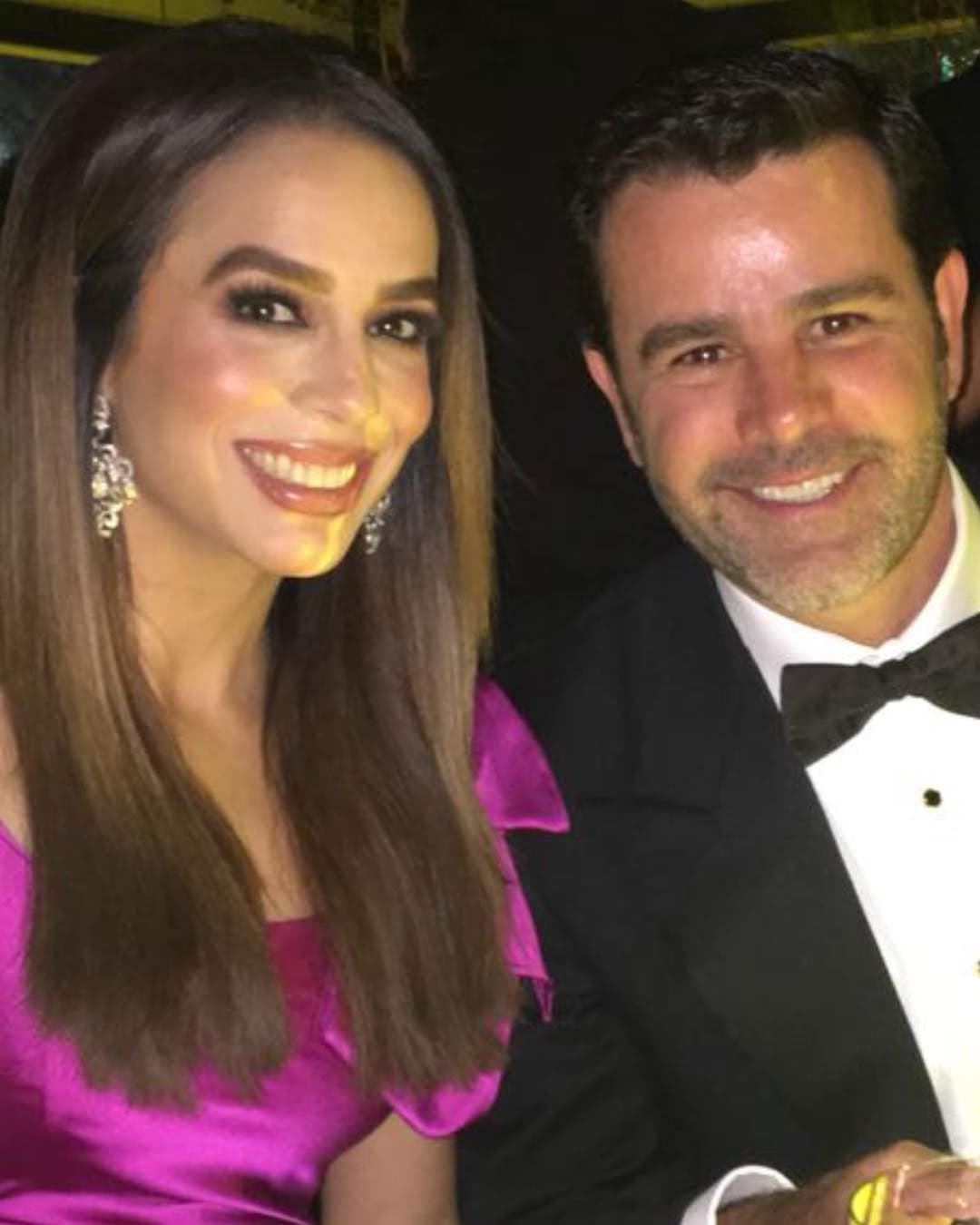 “Es una sorpresa. Hace 25 años nos casamos el 25 de junio, este año es nuestro aniversario de bodas y hace 25 años pues toda la audiencia participó en nuestra boda y la idea principalmente es invitar nuevamente a toda la audiencia que participe en esta renovación de votos. Todo será una sorpresa y nos dará mucho gusto que todos participen en esto y que nos acompañen a celebrar estos 25 años de unión”, dijo.