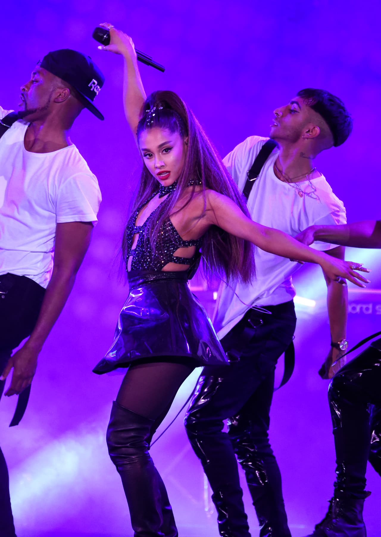 Ariana Grande. La joven estrella mide 1.55 metros y pesa 46 kilos. Por su baja estatura, su talla es 34.