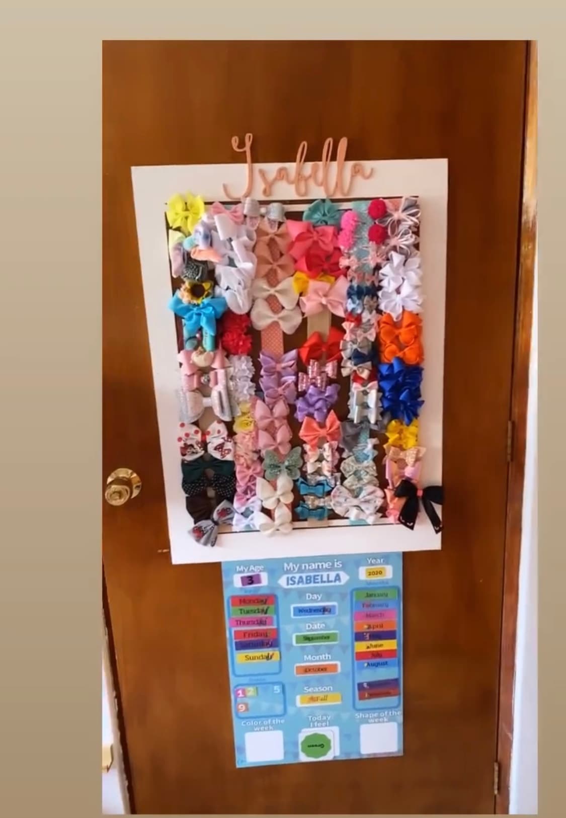 Haciendo un uso máximo del espacio, la orgullosa mamá también colocó un organizador de moños en la puerta, para que los accesorios tengan un lugar establecido.