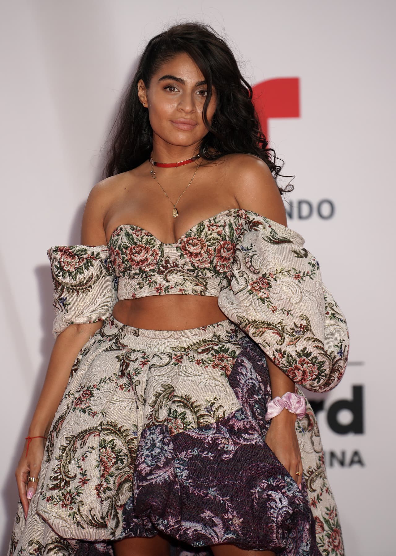Jessie Reyez, cantante canadiense, pero de ascendencia colombiana, portó un conjunto de dos piezas confeccionado en una tela con estampado de flores.