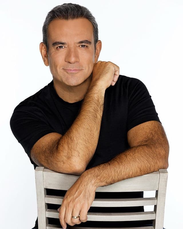Héctor Sandarti conmueve con foto junto a su mamá que tiene demencia senil
