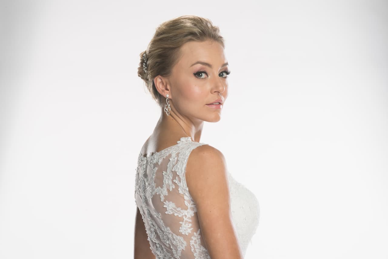 Lucía Borges (Angelique Boyer). Tras un turbio pasado, entrará a trabajar a Grupo Carvajal, donde conoce a León y al que enamora para casarse con él y salir de la pobreza.