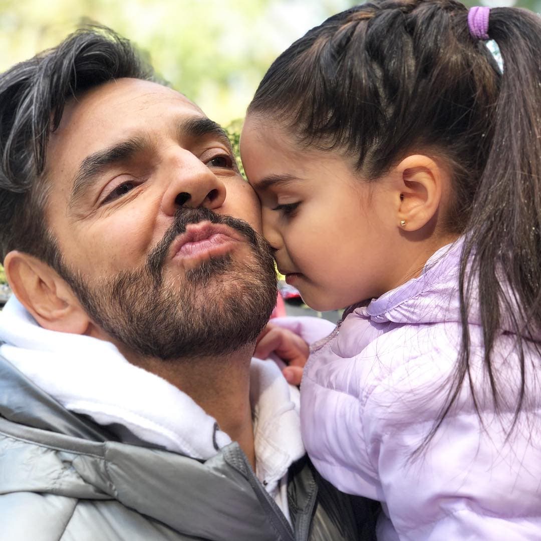En plena cuarentena, Eugenio Derbez es víctima de las travesuras de Aitana: “Siempre tan cariñosa”