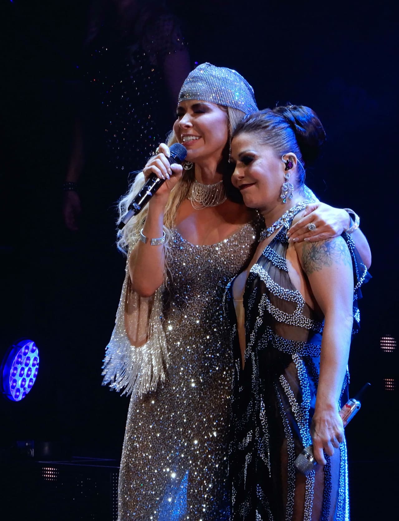 Amigas en la vida, rivales en el escenario, juntas son una bomba.