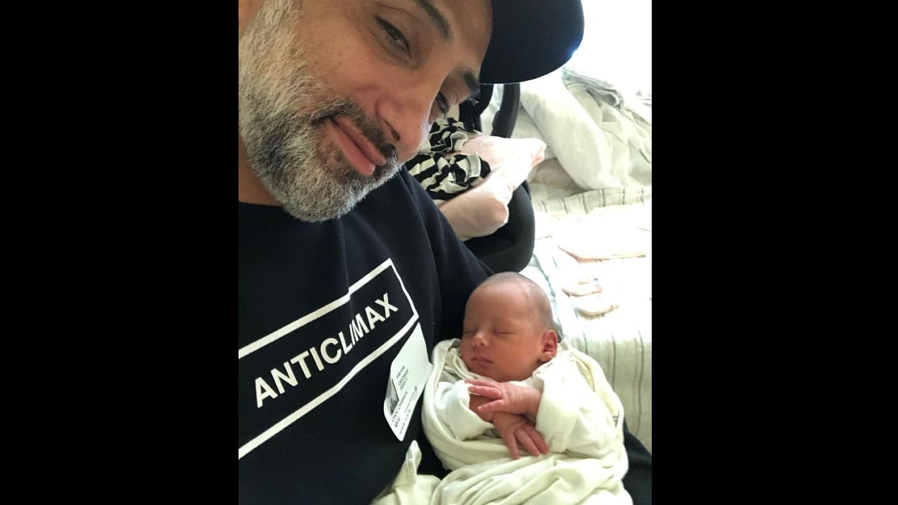 El primero en celebrar el cumpleaños de Bella fue George Seely, quien a pesar de que no la ve desde hace casi diez meses, compartió una fotografía inédita de las primeras semanas de vida de su hija junto a emotivas palabras.