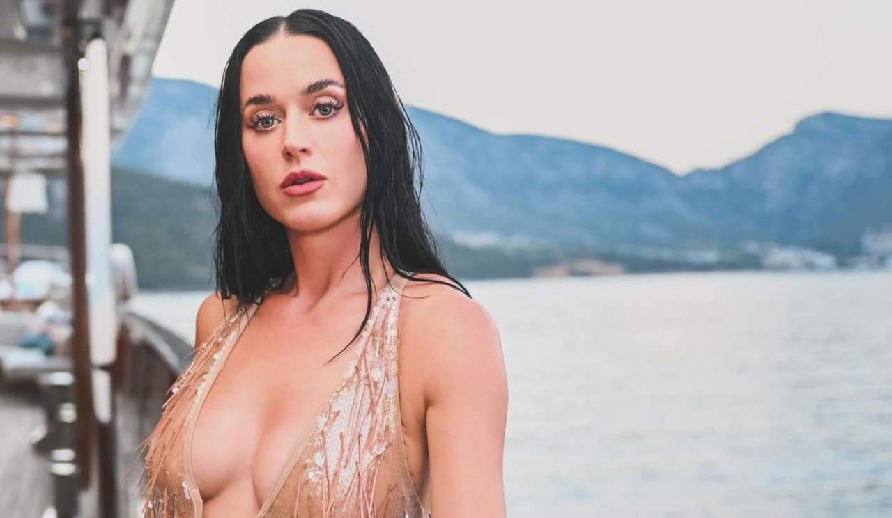 Katy Perry es captada comiendo tacos en la CDMX y fans la adoptan como mexicana