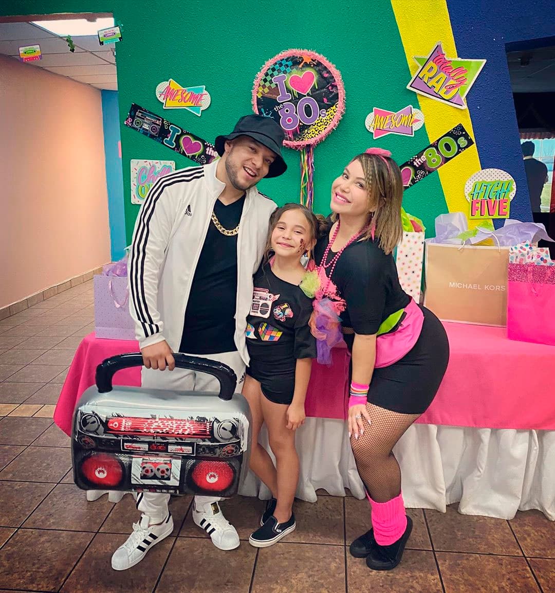 Victoria, la hija que tuvo Lorenzo Méndez con Claudia Galván, cumplió 10 años y el cantante le organizó una gran fiesta que tuvo como tema central la moda de la década de los años ochenta.