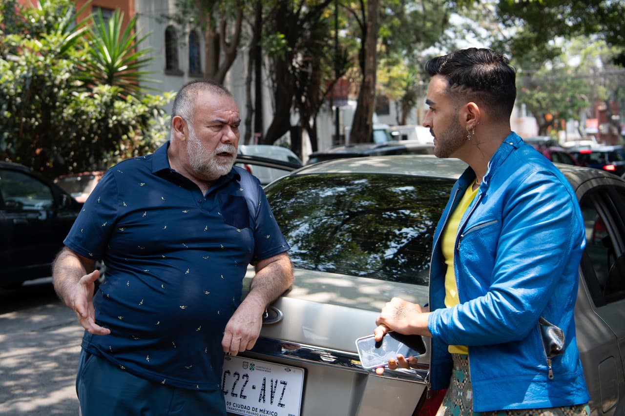 'Rodolfo' va por 'Ariel' para cumplir con sus funciones de taxista y ahí comienza la plática.