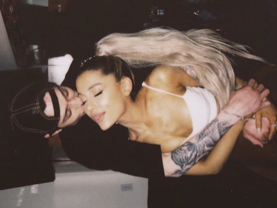 Ariana Grande junto a Pete Davidson, su nueva pareja