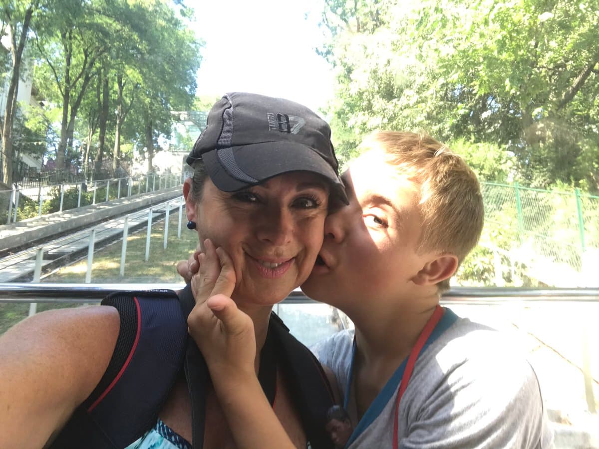 No solo lava ropa, Leticia Calderón revela qué más hace su hijo: ‘Lo tengo planchando, cocinando’