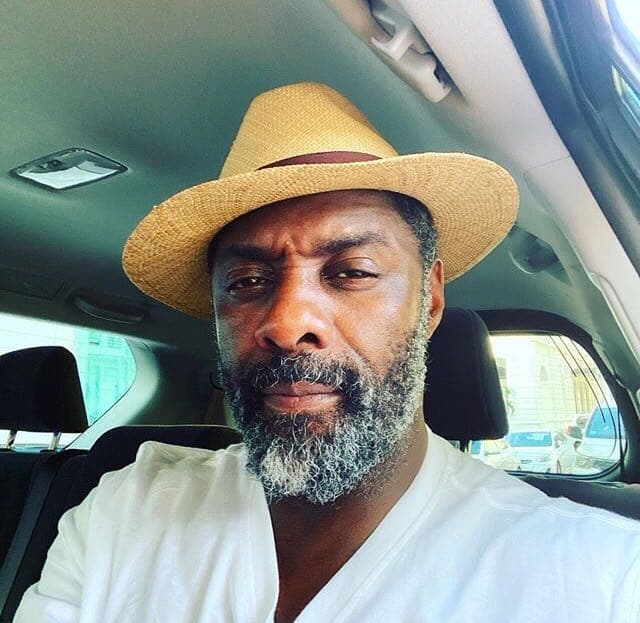Idris Elba es otro actor que dio positivo a la prueba de COVID-19, hecho que anunció en su perfil de Twitter. "Esta mañana salí positivo a la prueba del COVID-19. Me siento bien. No tengo ningún síntoma hasta el momento, pero estoy aislado desde que me enteré de mi posible exposición al virus".