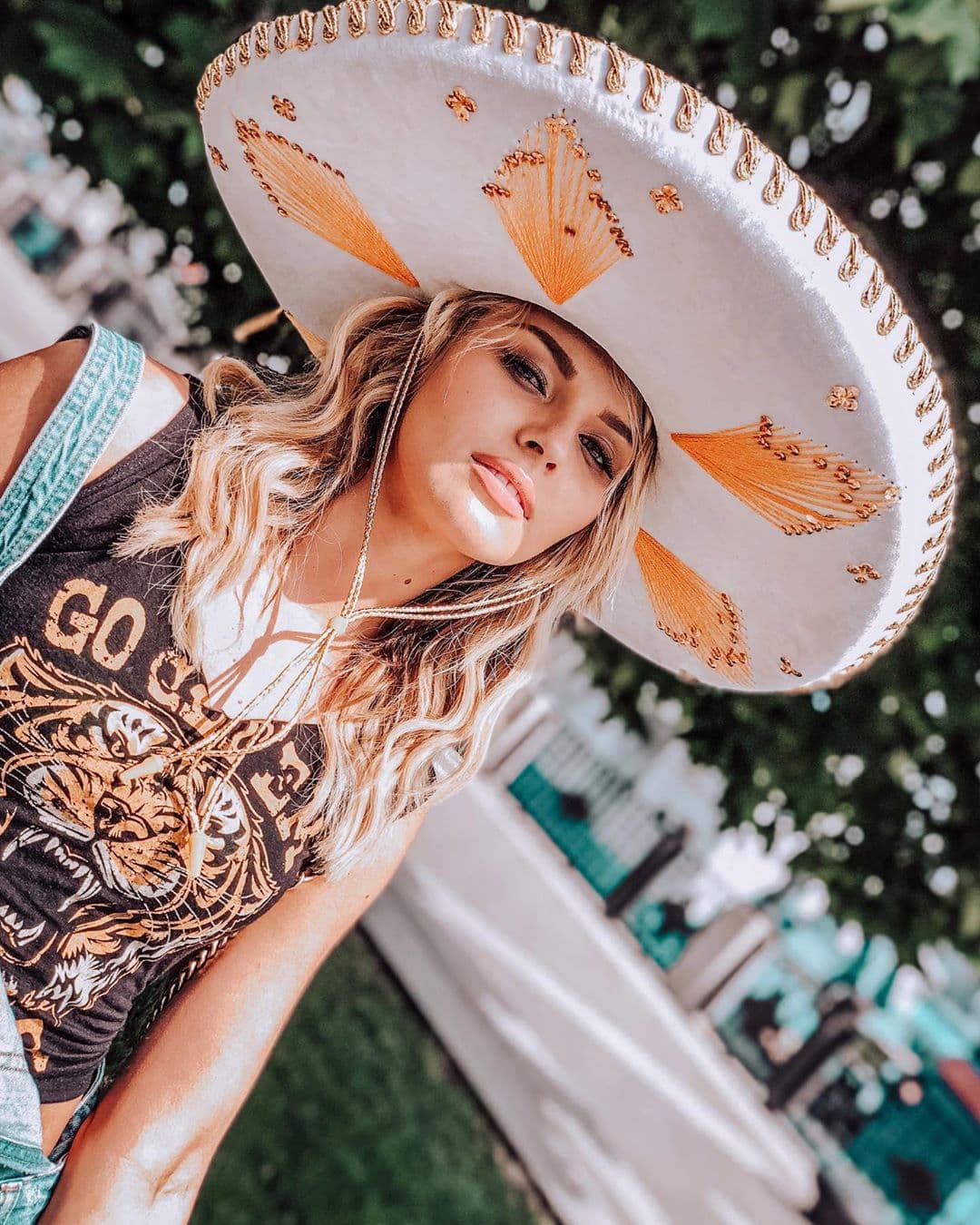 Luciendo el característico sombrero de charro, Irina Baeva, nacida en Rusia, festejó: ¡Viva México!Celebrándote siempre".