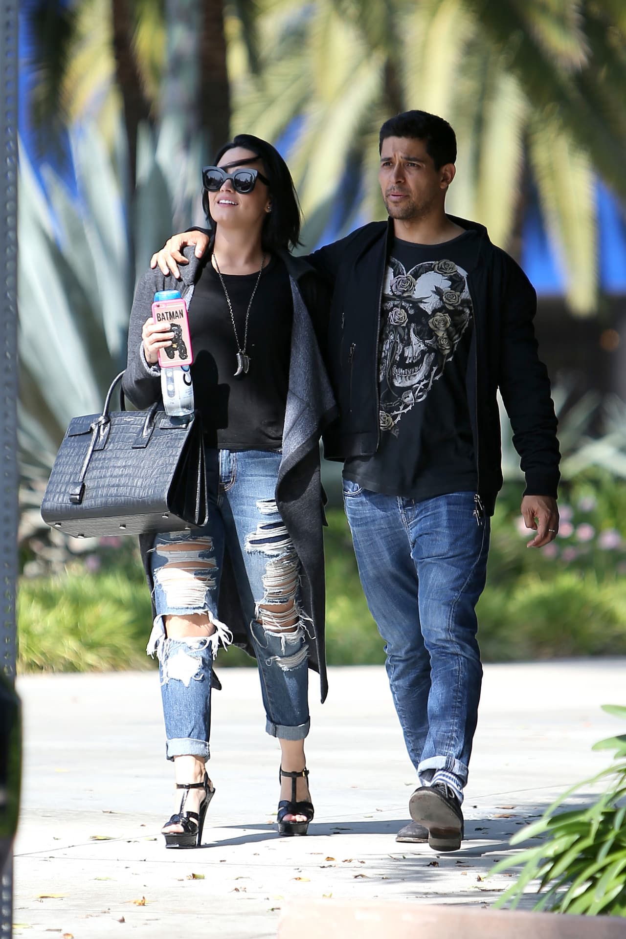 Wilmer Valderrama y Demi Lovato de paseo en California