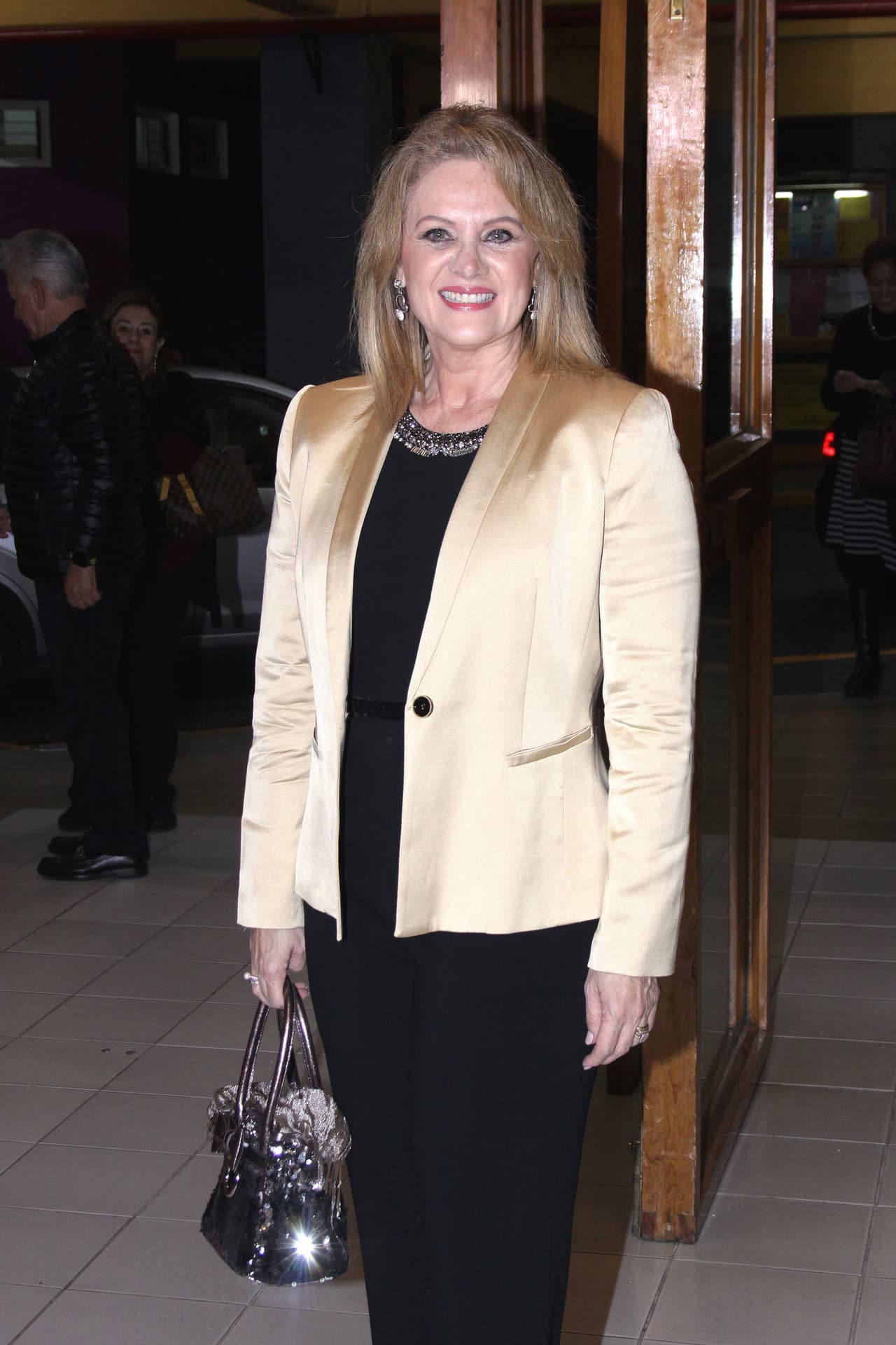 En esta ‘guerra’ de declaraciones, Erika Buenfil tomó nuevamente sus redes sociales y en una transmisión en vivo de Instagram lamentó que en medio de los difíciles momentos por los que atraviesa el mundo, la gente se ponga a mentir.