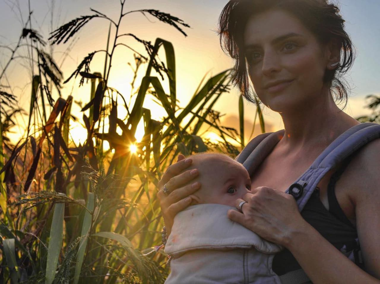 Aislinn Derbez festeja los cinco meses de Kailani con tierna foto