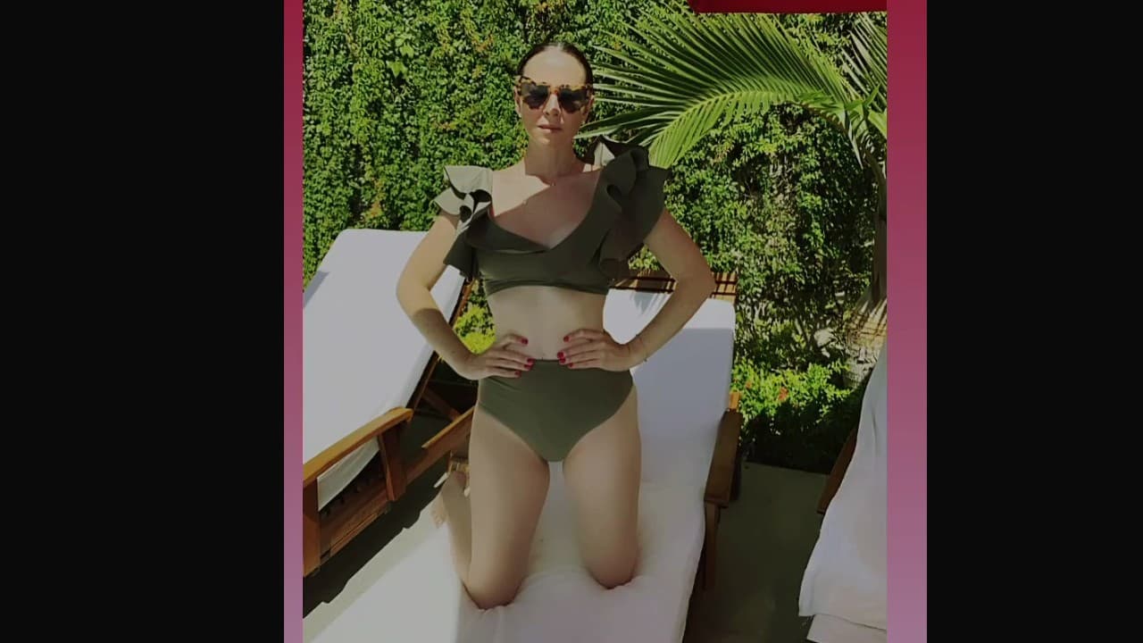 Andrea Torre, quien da vida a ‘La Nena’ en el programa producido por su esposo Pedro Ortiz de Pinedo, también dejó ver su figura y compartió en su cuenta oficial de Instagram que se tomó unos días de descanso junto a su familia para viajar a alguna playa mexicana, donde apareció con un bikini verde de talle alto.