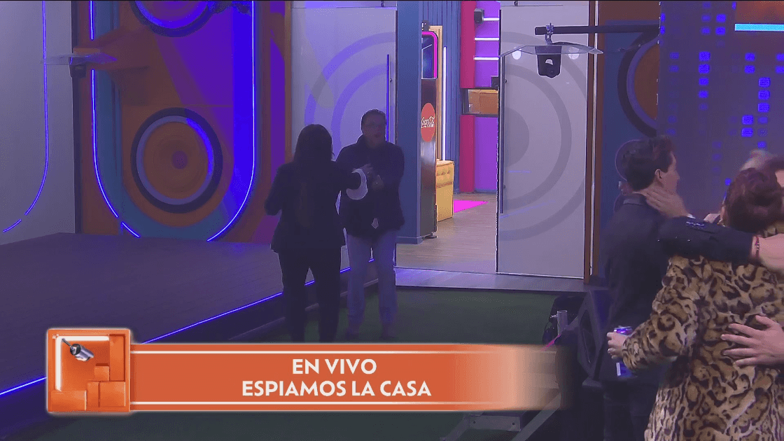 Mario le entrega su plancha del pelo a Mariana