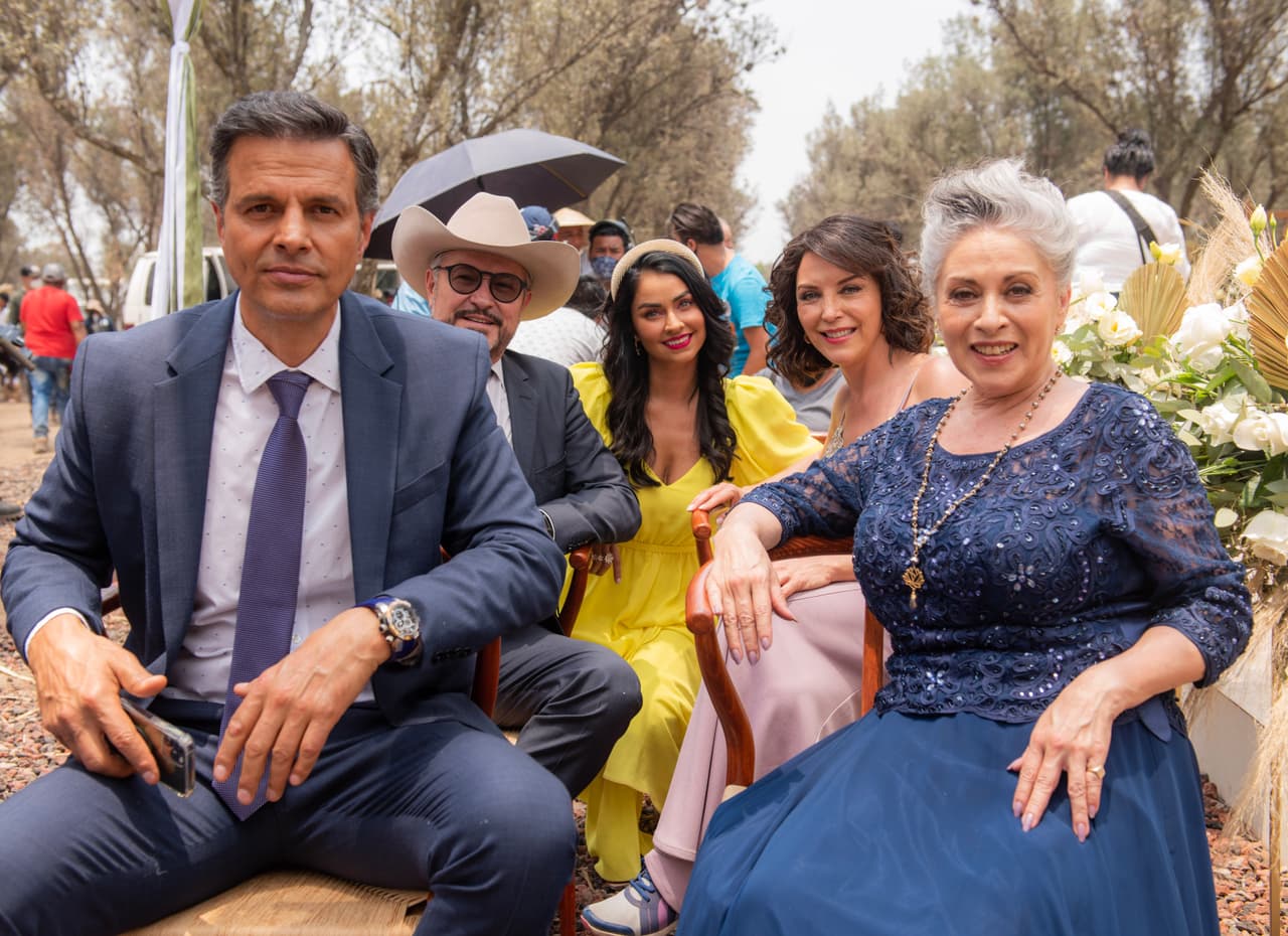 Agustín Arana, Arturo Peniche, Claudia Martín, Laura Flores y Carmen Delgado posaron para la cámara de Las Estrellas.