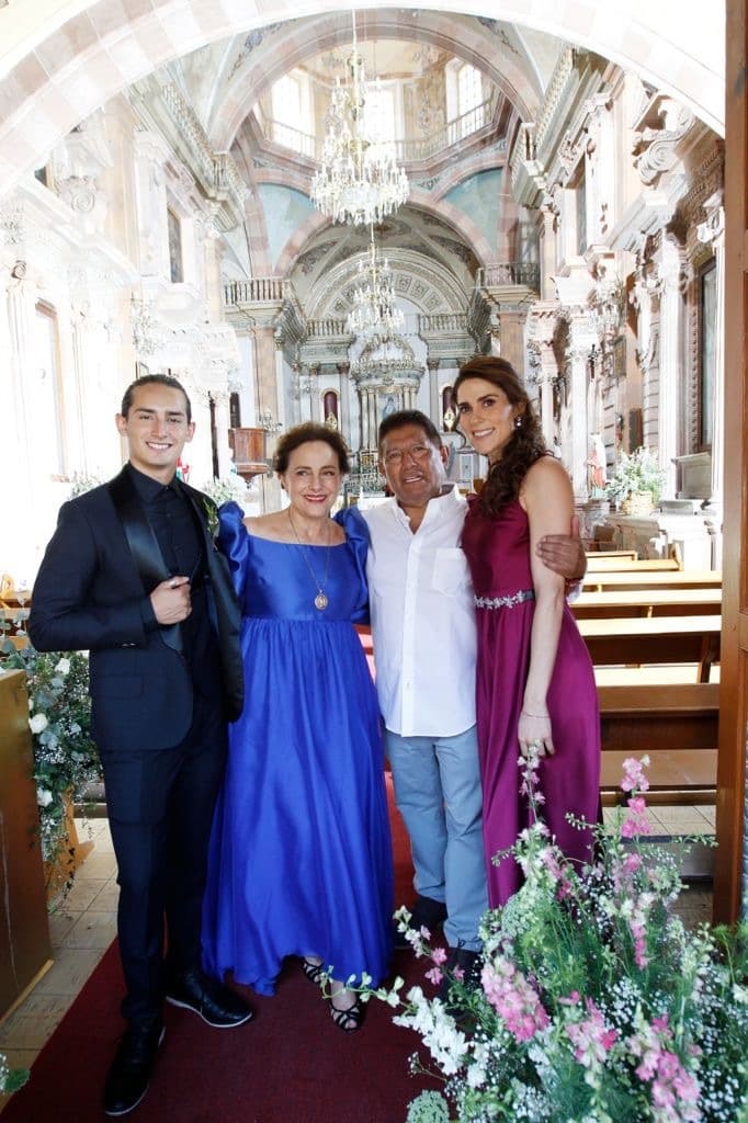 Juan Osorio es un productor que, como cuida cada detalle de sus producciones, siempre está presente en los llamados y en las grabaciones. Por su cumpleaños, aquí te dejamos algunas imágenes que comprueban su pasión por el trabajo.
